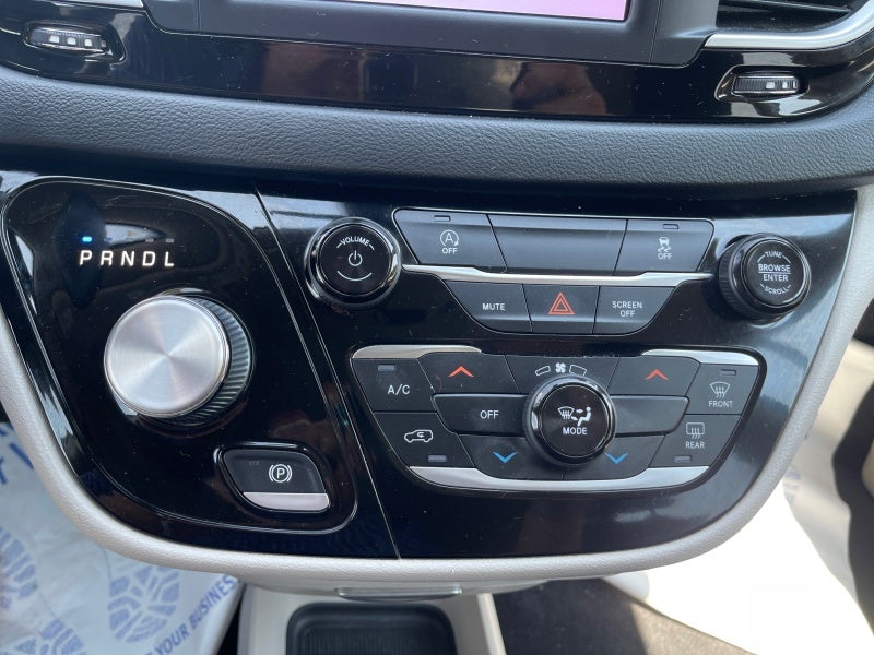 2022 Chrysler Voyager LX