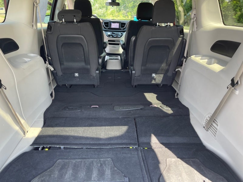 2022 Chrysler Voyager LX